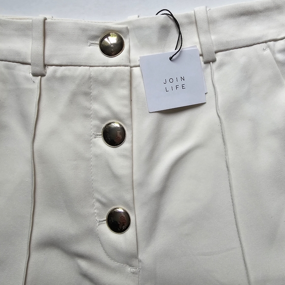 NWT ♥︎ ZARA ♥︎ Highrise Off-White Shorts with Gold Buttons - Picture 5 of 8